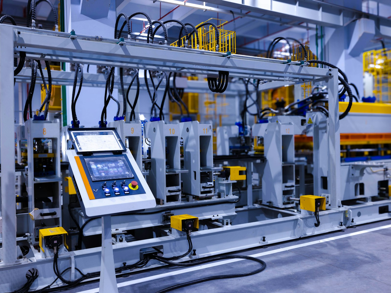 Connected factory machines with an operator control screen